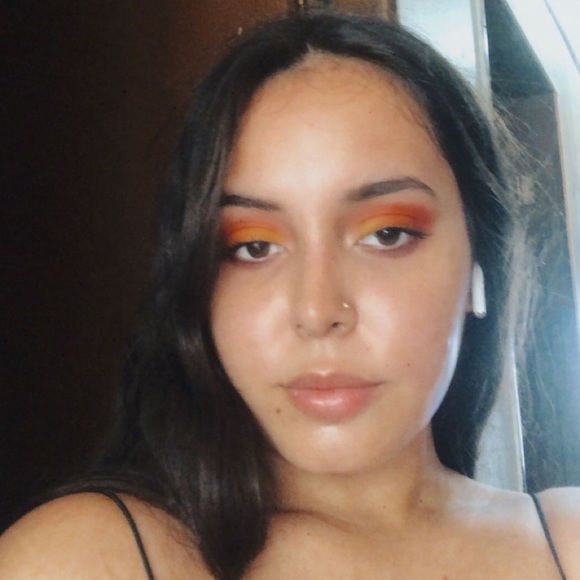 Meet your Posher, Karina - Picture 1 of 1